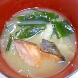 焼き鮭と玉ねぎの味噌汁